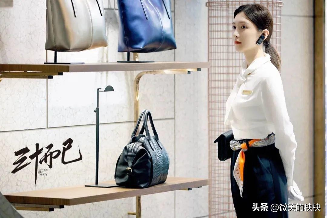 比起顾佳“贵妇”风,王漫妮的显贵穿搭和精准购物,更值得参考