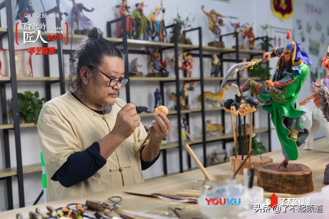 他从珠宝首饰到美容美发样样精通,只为做好一块蛋糕