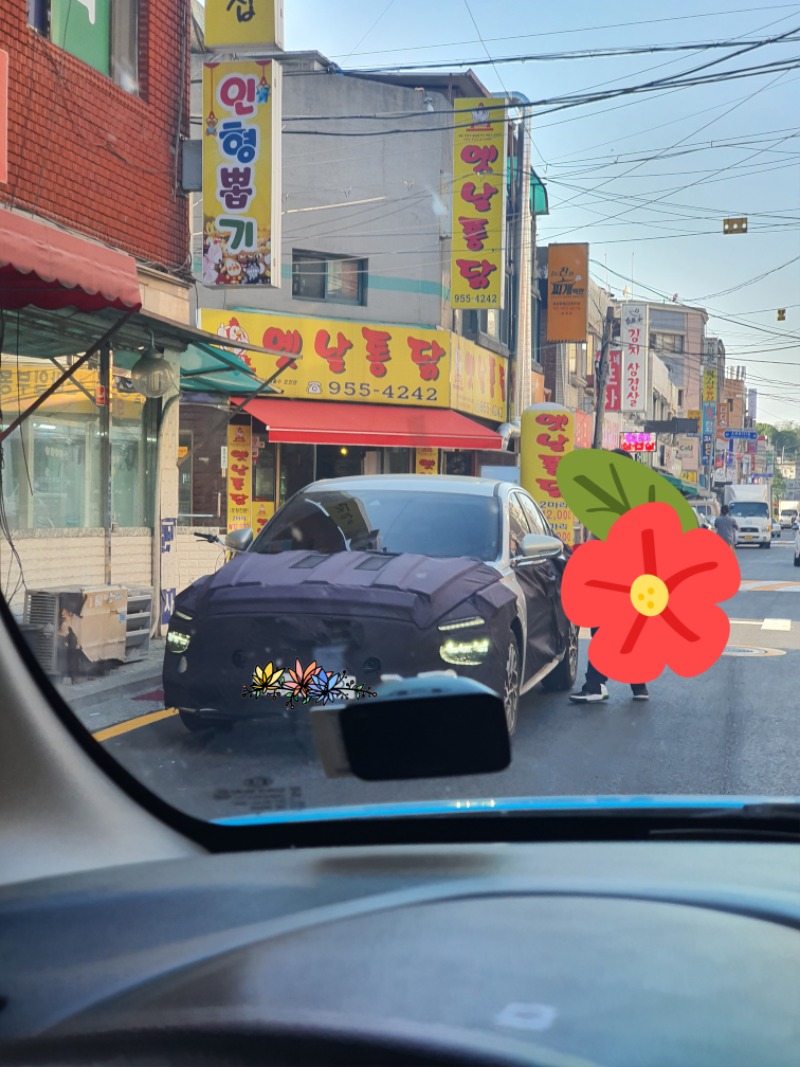 采用最新家族风格分体式大灯组，全新一代现代名图测试谍照曝光