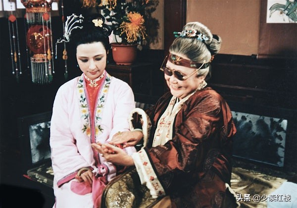 细看红楼梦里贾府女性的日常着装，隐藏了许多被忽略的细节