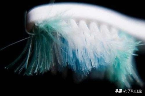 刷牙姿势不对导致补牙,刷牙姿势不对导致牙龈有裂痕