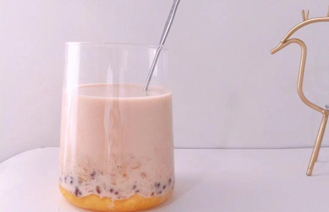速溶奶茶制作夏日饮品,只用家里也有的材料用芒果做奶茶