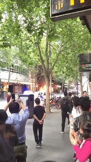 华人在澳洲被辱骂,澳大利亚一群青年当街袭击亚裔