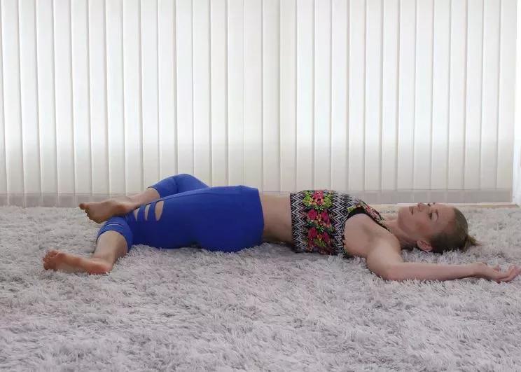 腰椎不好的瑜伽动作图片,腰椎痛瑜伽哪个体式可以缓解