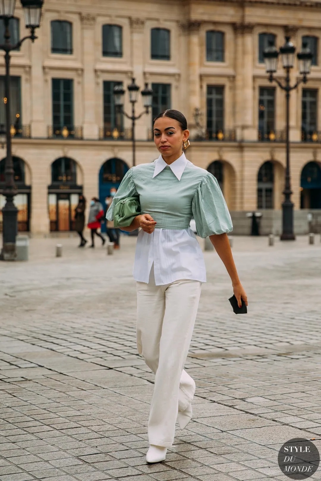 超级显白的色系穿搭快get起来吧,今年流行的亮色系穿搭叫什么