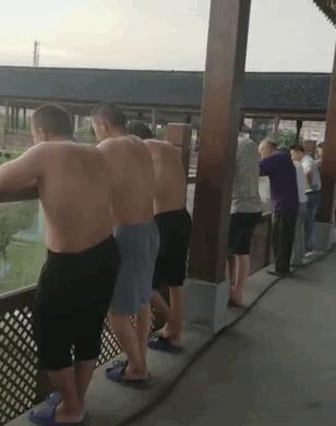 痴迷挖掘机的小男孩,为什么小男孩都喜欢挖掘机