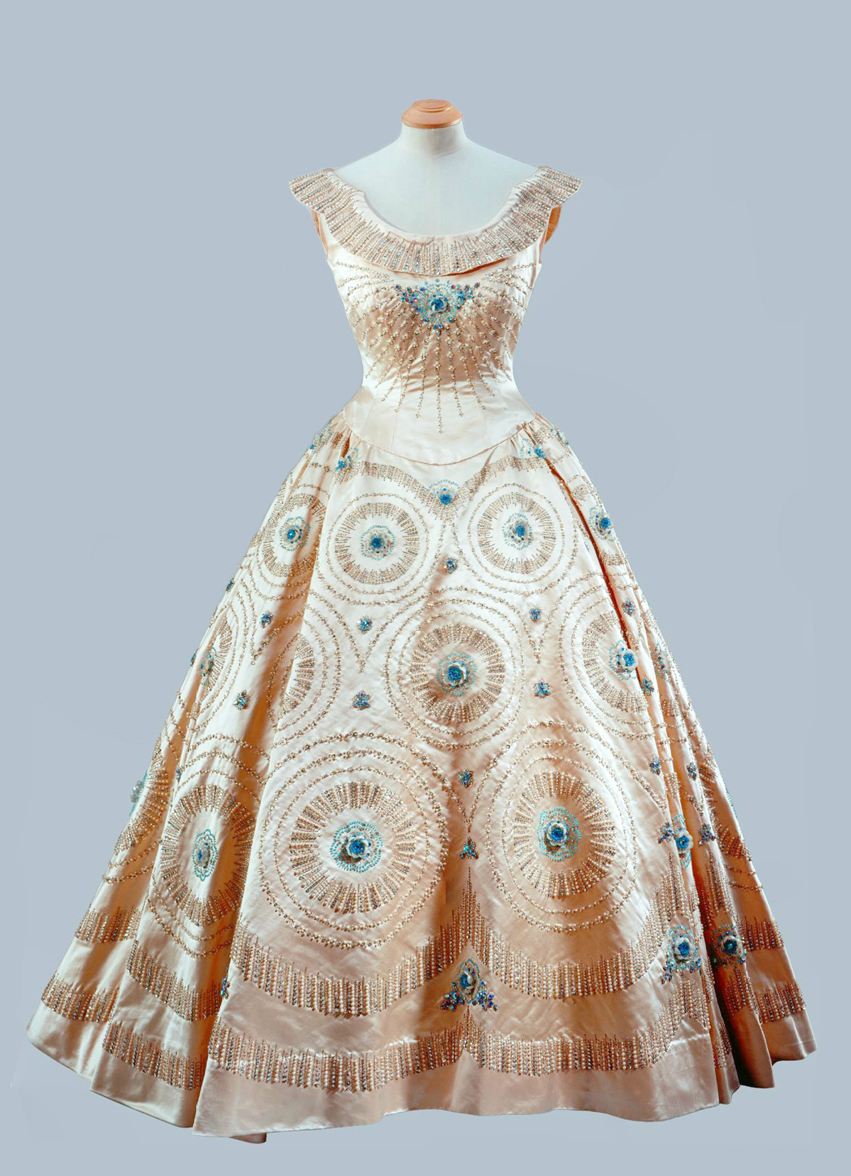 英女王高贵优雅的一生,英女王高贵气质的视频