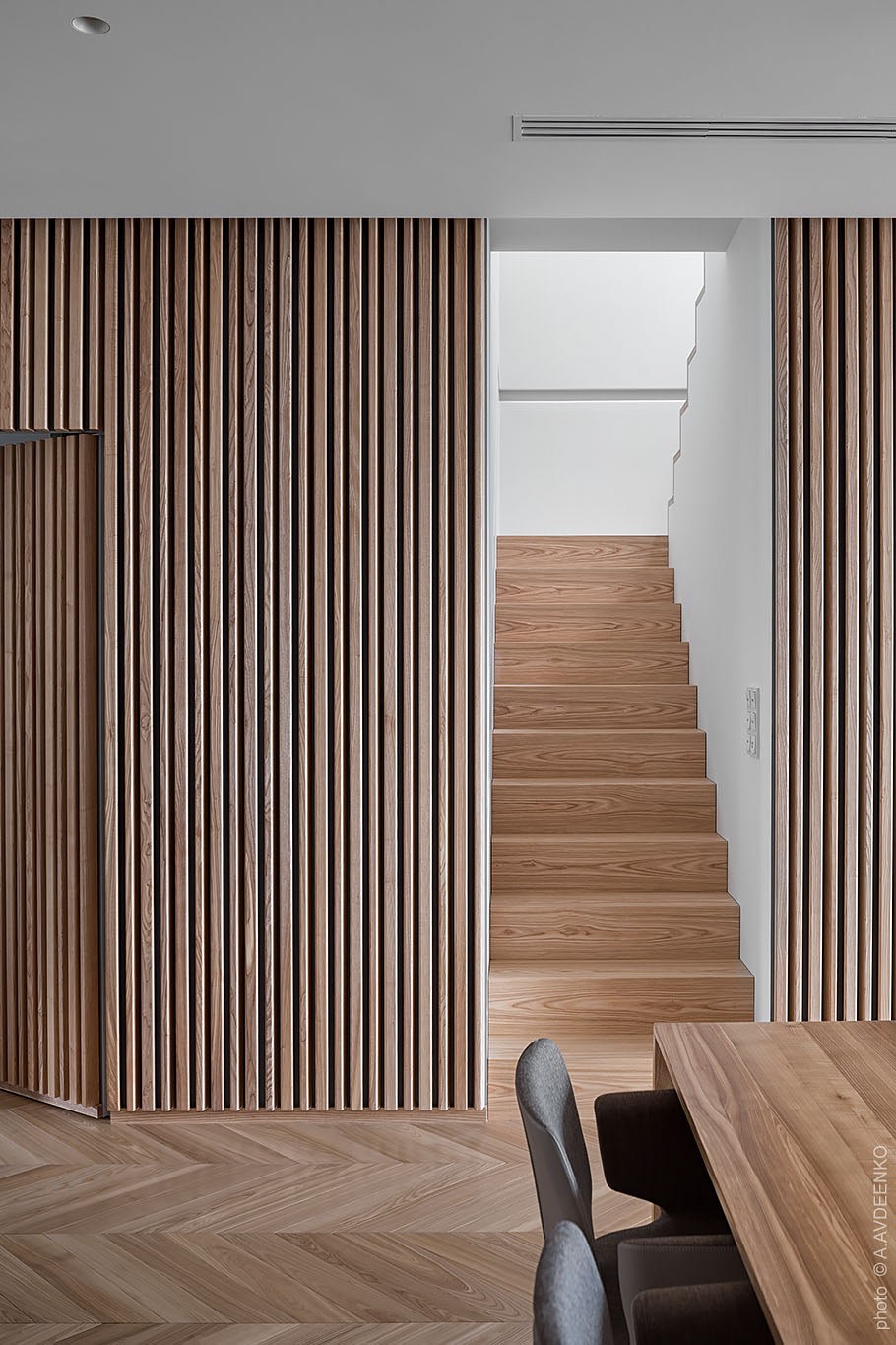 原木地板全屋搭配白色家具效果图,七里河中式原木整装全屋家具定制