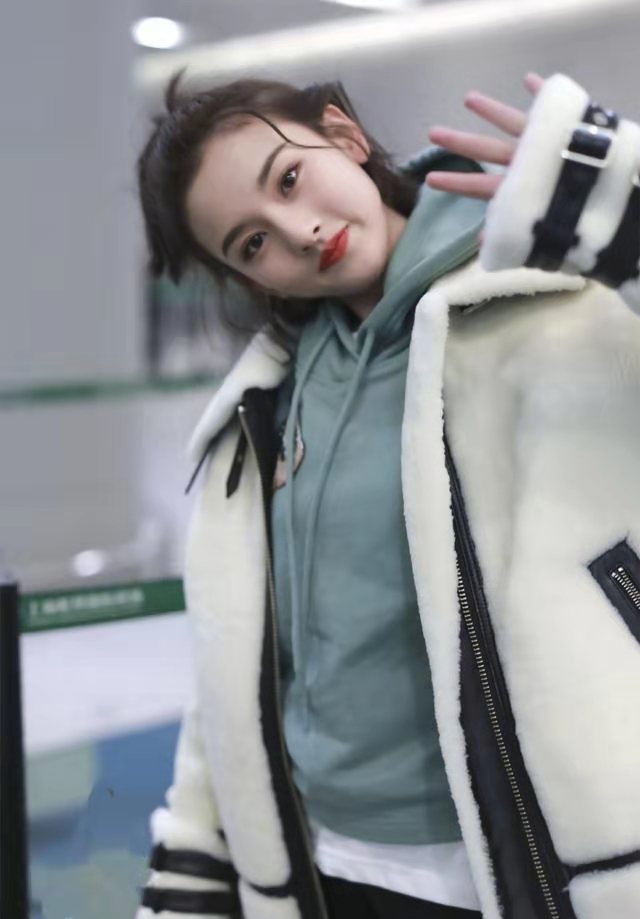 宋祖儿阿童木卫衣品牌,宋祖儿穿羊羔绒外套搭配图片