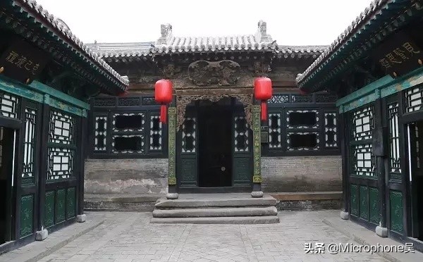 乔致庸在庭院里面挂了一副牌匾,乔致庸赞文