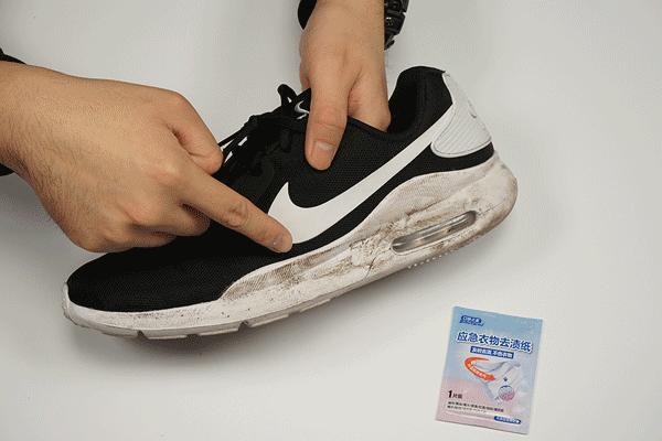 最简单的办法去除t恤上的油渍,白t恤发黄油渍怎么洗才能洗白