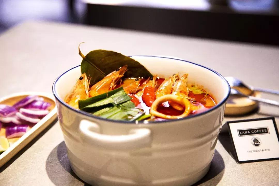 昆明2环边巷子里的小店，1杯咖啡+1份简餐，感觉我又去到了泰国