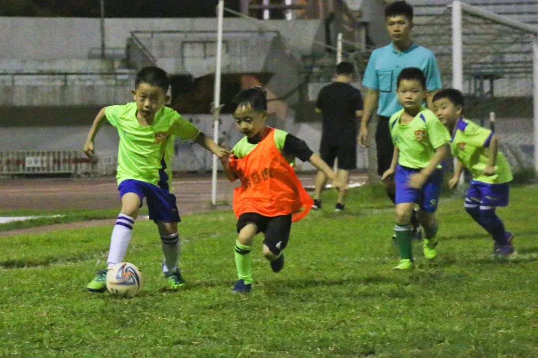 助力青少年足球普及,为青少年搭建篮球训练平台