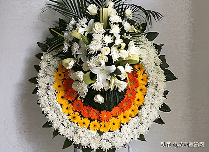 鲜花花圈和纸花圈哪个好,葬礼送花圈与送花篮有什么区别