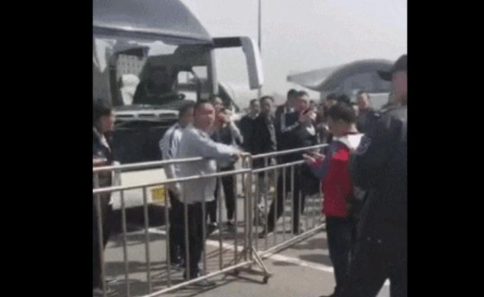 中超赛场再现丑陋一幕,中超比赛奇葩一幕7个防不住3个