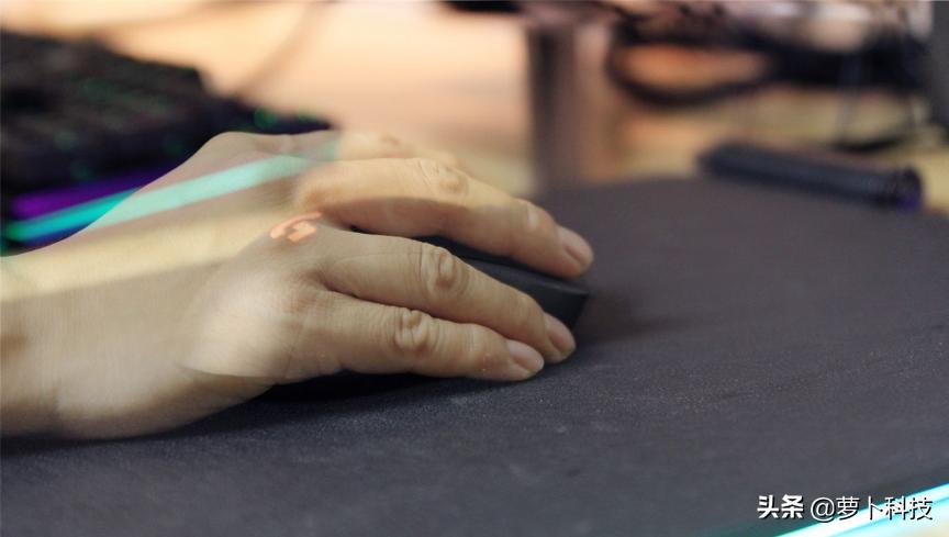 罗技g703无线鼠标评测,罗技g703鼠标底部透镜