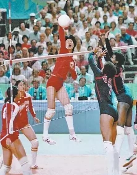 她是《夺冠》原型，却被巩俐三度拒演，退役后34年，郎平去哪了