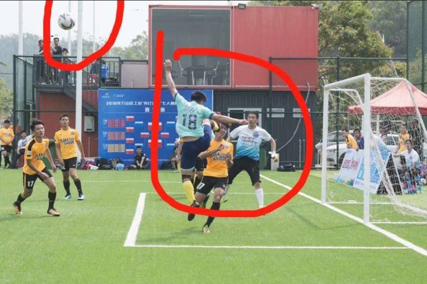 国内足球被恶意犯规的球员,连续重拳攻击对手头部