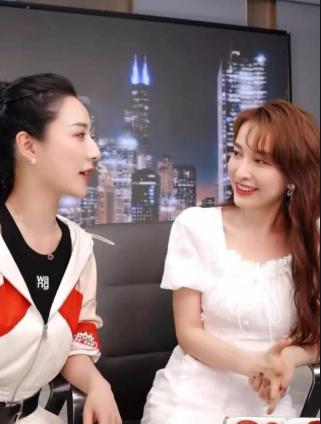 吴昕现身薇娅直播间，蛋黄酥吃的津津有味，上架3分钟狂卖6400枚