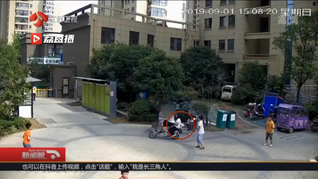 孩子路边踢球砸中女子被同伴踢飞,男孩路边踢球砸中女子男子踹飞