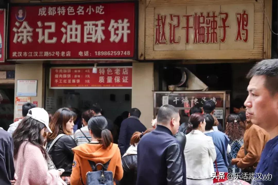 排的队比街道长!这条街什么来头?