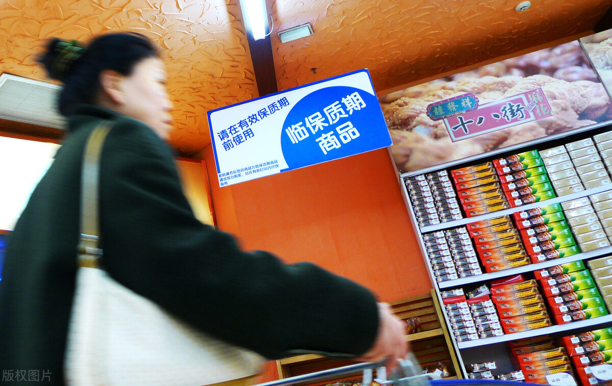 “高级货”只卖“白菜价”,临期食品很火爆啊
