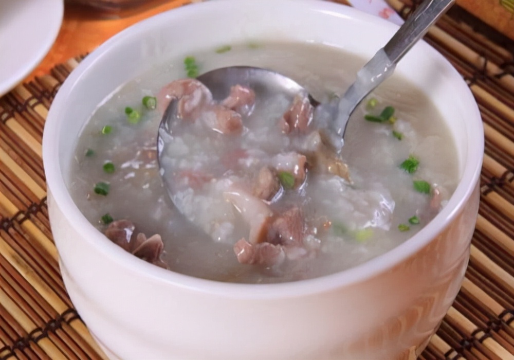 狗狗生理期的症状及治疗,养狗须知狗狗来例假应该注意什么