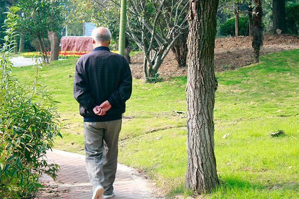 60岁以上老人每天走多少步最好,65至70岁老人每天走多少步正确