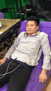 这只鹦鹉一直以为他是一只猴，所以每天都在重复做这个动作