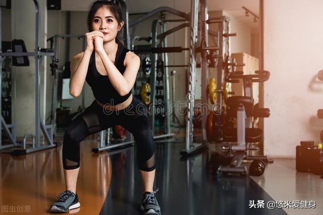 如何做到正确的深蹲练习,怎样做标准的深蹲动作视频