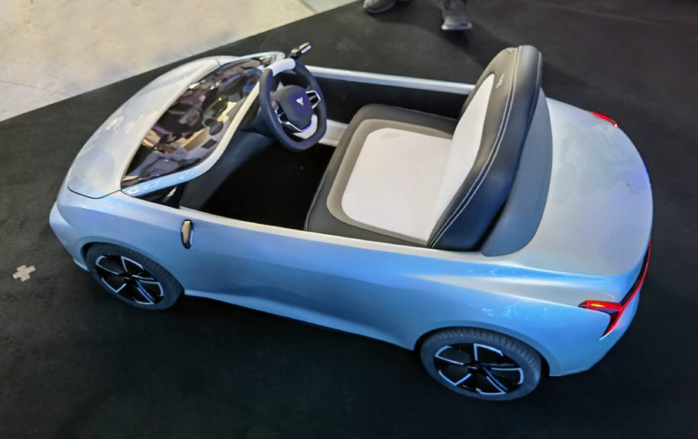 小孩子们有福了！哪吒魔童版上市，敞篷单座，真皮座椅，售2999元