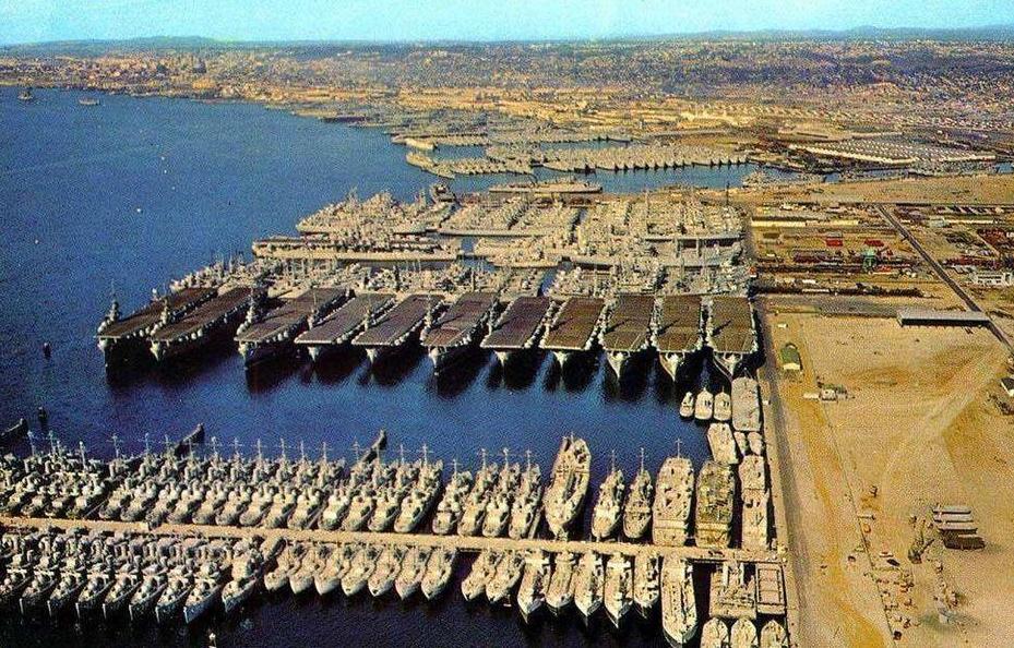 美国啥都好？新华锐评：崇美、跪美的“软骨病”得治