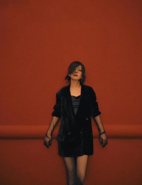 赵薇新发型！剪掉十年长发换短发，44岁嫩回24岁