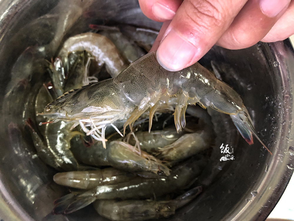 吃虾挑虾线的简单正确方法,虾如何去虾线和虾的胃
