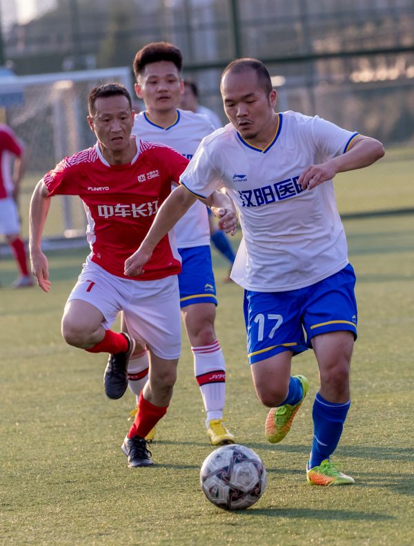 16支球队捉对激烈比拼，长江杯职工足球赛八强产生