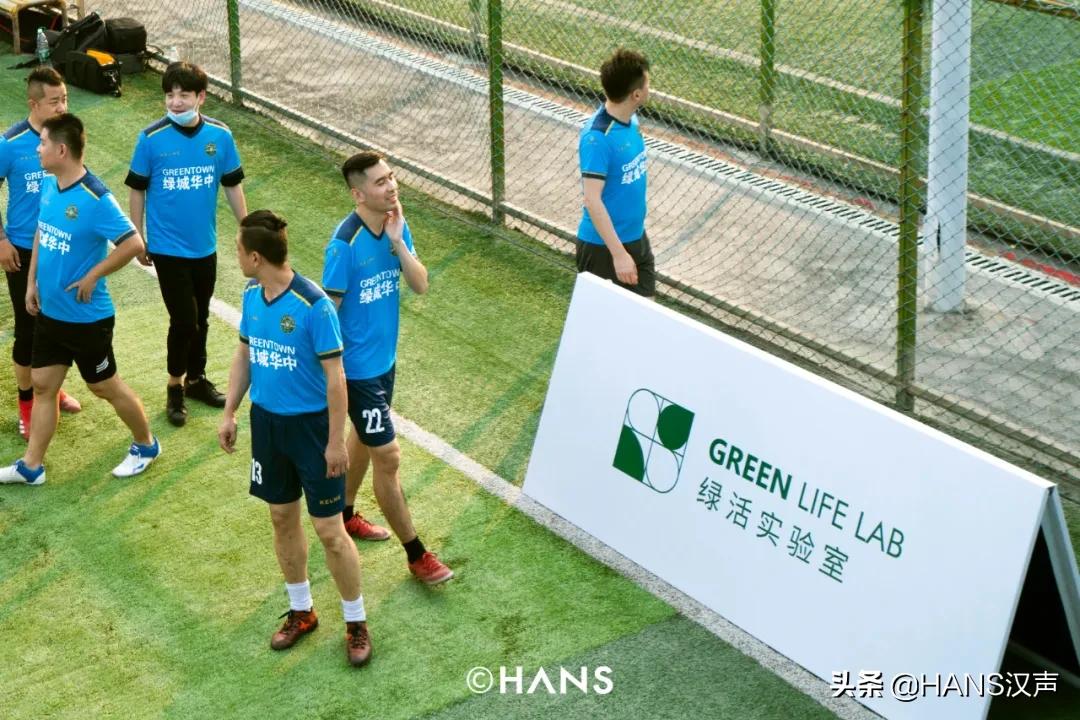 你在武汉球场边吼一嗓，就会认识一位带头大哥