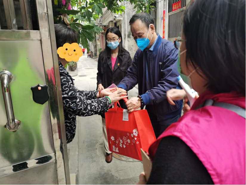 荔湾｜关爱困难群众，逢源街将抗疫“健康福袋”送到家门口