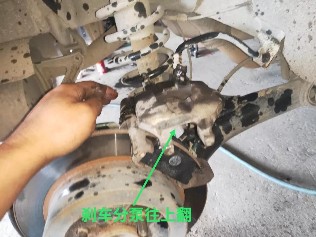 比亚迪f3更换后轮毂刹车片方法,2013丰田花冠后刹车片怎么拆