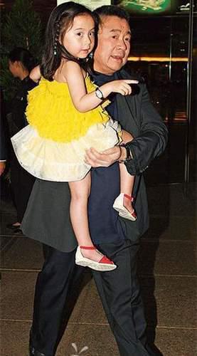 甘比一岁半女儿正面照曝光,甘比女儿奢侈品