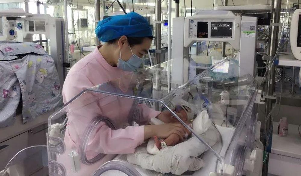 *安泰**一妊娠26周孕妇胎膜早破命悬一线，多科联合救治诞下早产宝宝