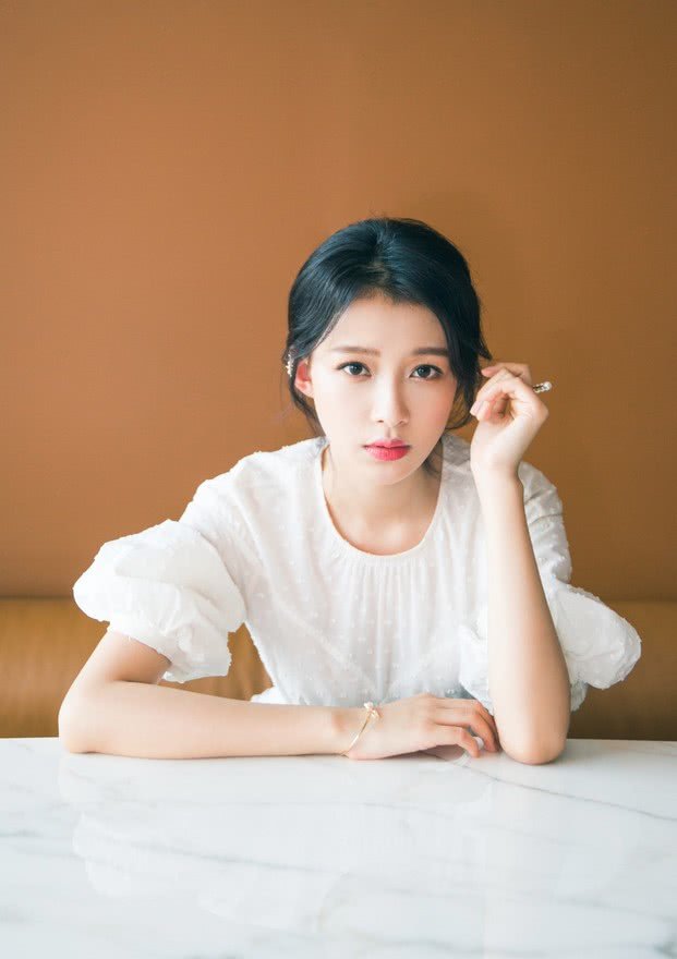 孙怡是认真的吗，竟在脚上画2根红线来代替鞋子？令人笑喷了