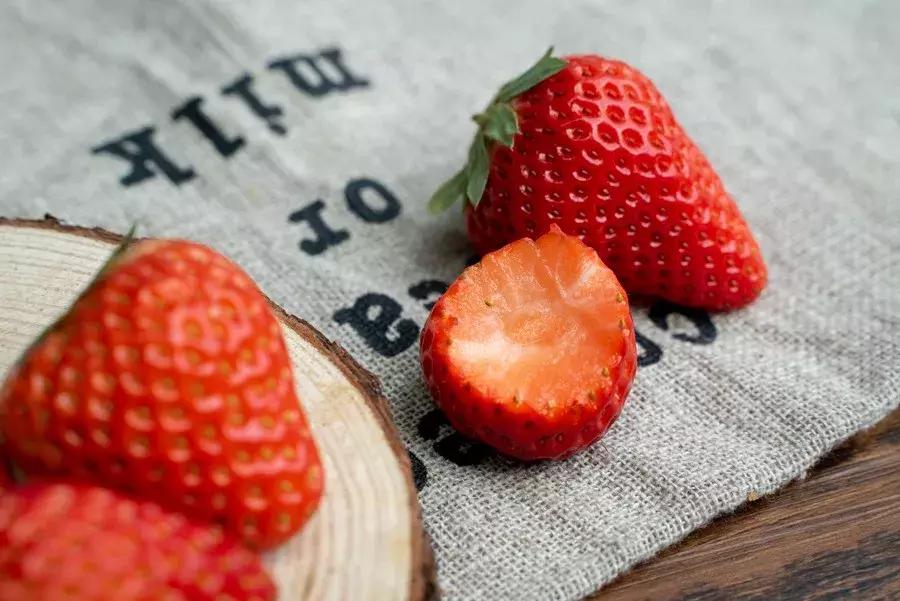 一下子吃了很多草莓,一下子吃了300g草莓