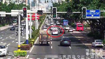 珠海一的哥接到家里电话，深夜闯红灯被扣12分！交警得知竟撤罚单？