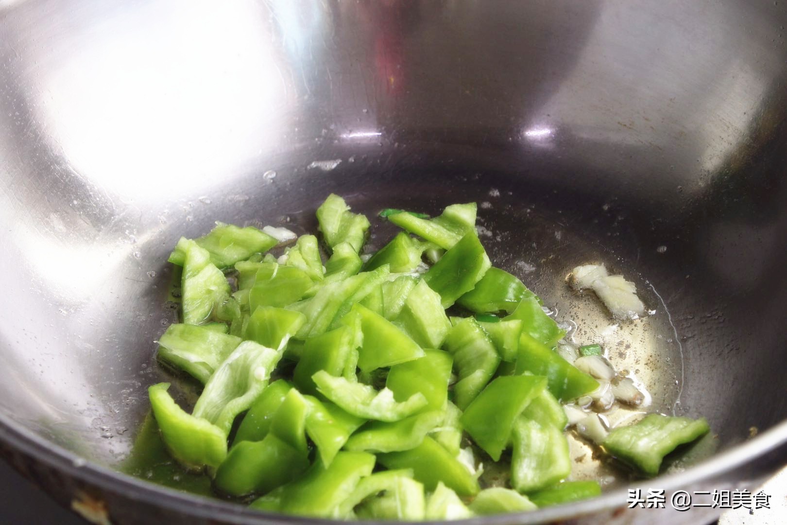 炒菜油到处飞溅怎么挡,炒菜油总是溅地上怎么办