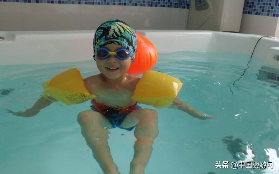婴儿游泳好处及婴儿游泳注意事项,婴儿游泳有六大好处