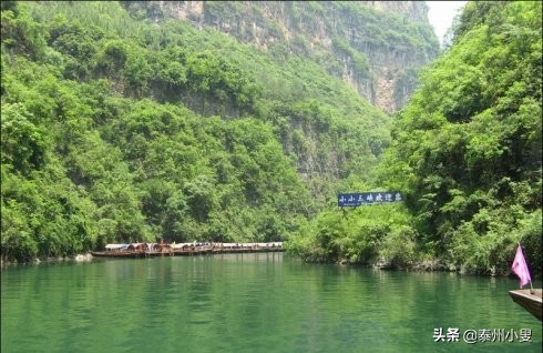 溪流纵横山河终向海,沟壑纵横自然景观