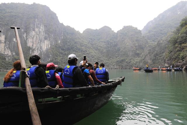 这里虽然风景如画人们生活的却很凄惨没日没夜的追着大船讨生活