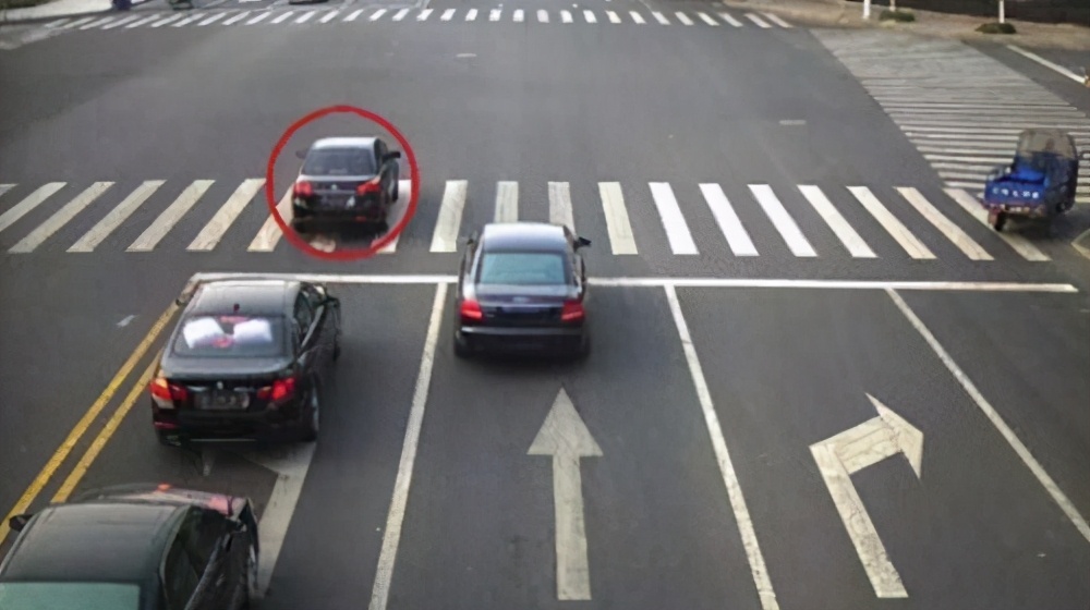 闯红灯变道右转怎么罚,闯了右转红灯怎么处理违章