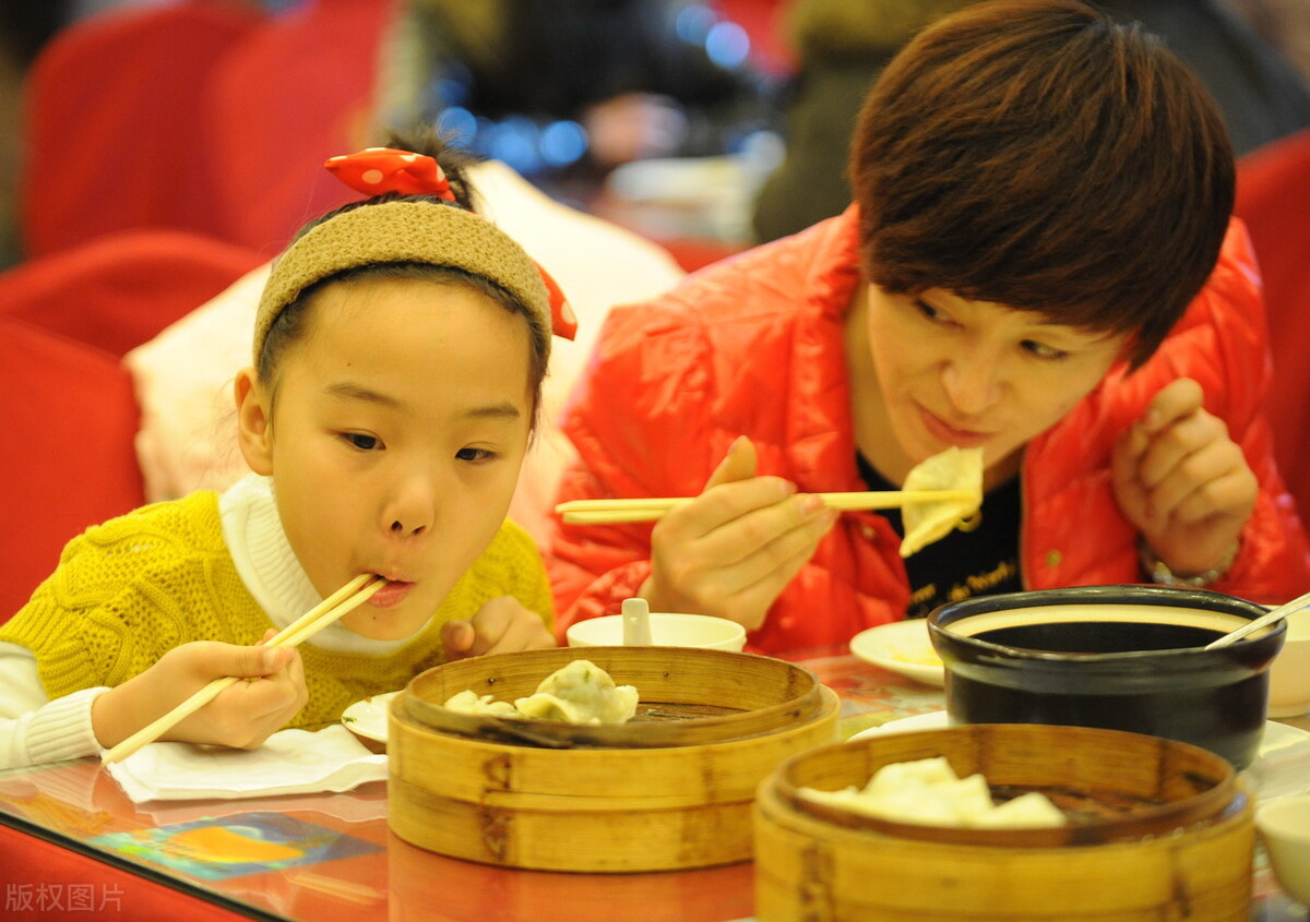 三个人的饺子馆一个月利润,一家饺子馆赚钱吗
