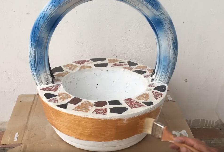 农村老爸把洗脚盆里灌水泥，做了个手提花盆，力气小的人还搬不动